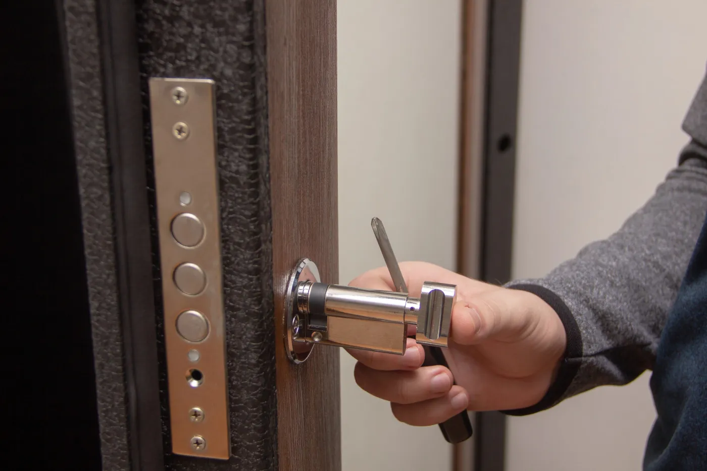 Pose d'un cylindre haute sécurité sur une porte blindée à Antony